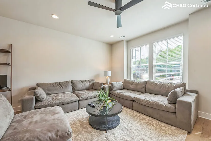 Uptown Charlotte Furnished Townhouse — Photo 2