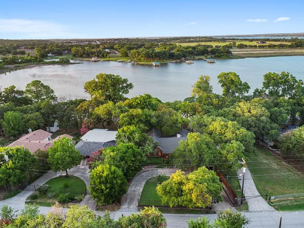 284 Shoreline Dr N, Azle, TX 76020