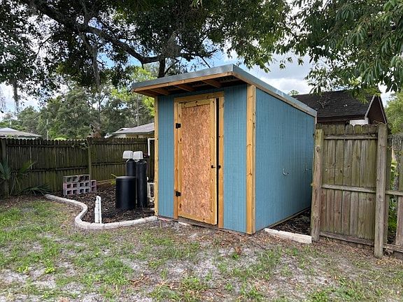 Shed 7'x10' w/ Shelving