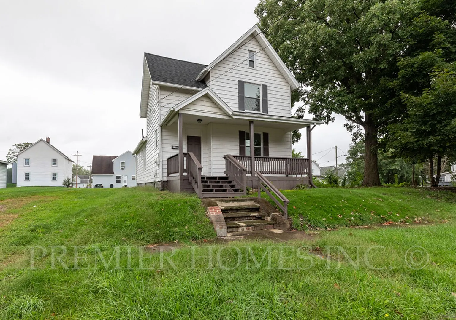 Beautifully renovated 3BR, 1BA home with a yard, porch, and pet-friendly! -1022 5th St SW Canton, OH — Photo 1