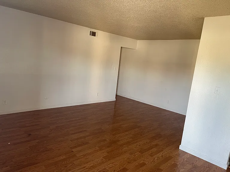 2928 Peachtree Dr #4 — Photo 2