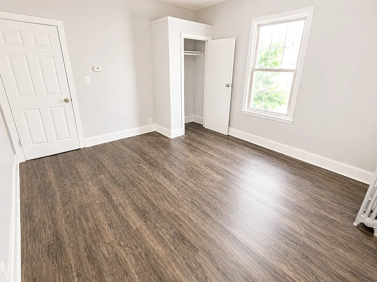 381 Leslie St #1R — Photo 5