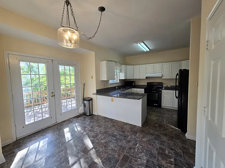 Kitchen and breakfast area