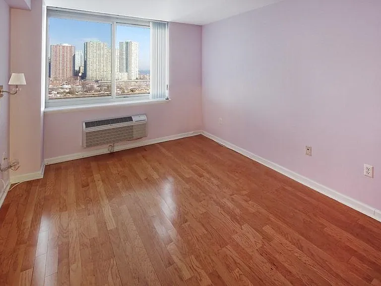 20 2nd St #1003 — Photo 8