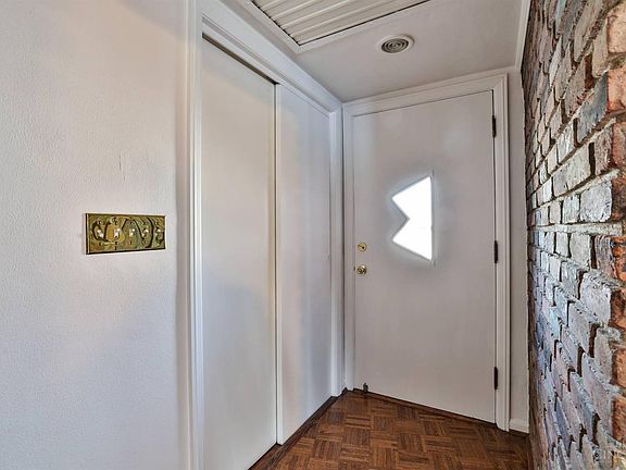4th image of 1045 Clifton Hills Ave