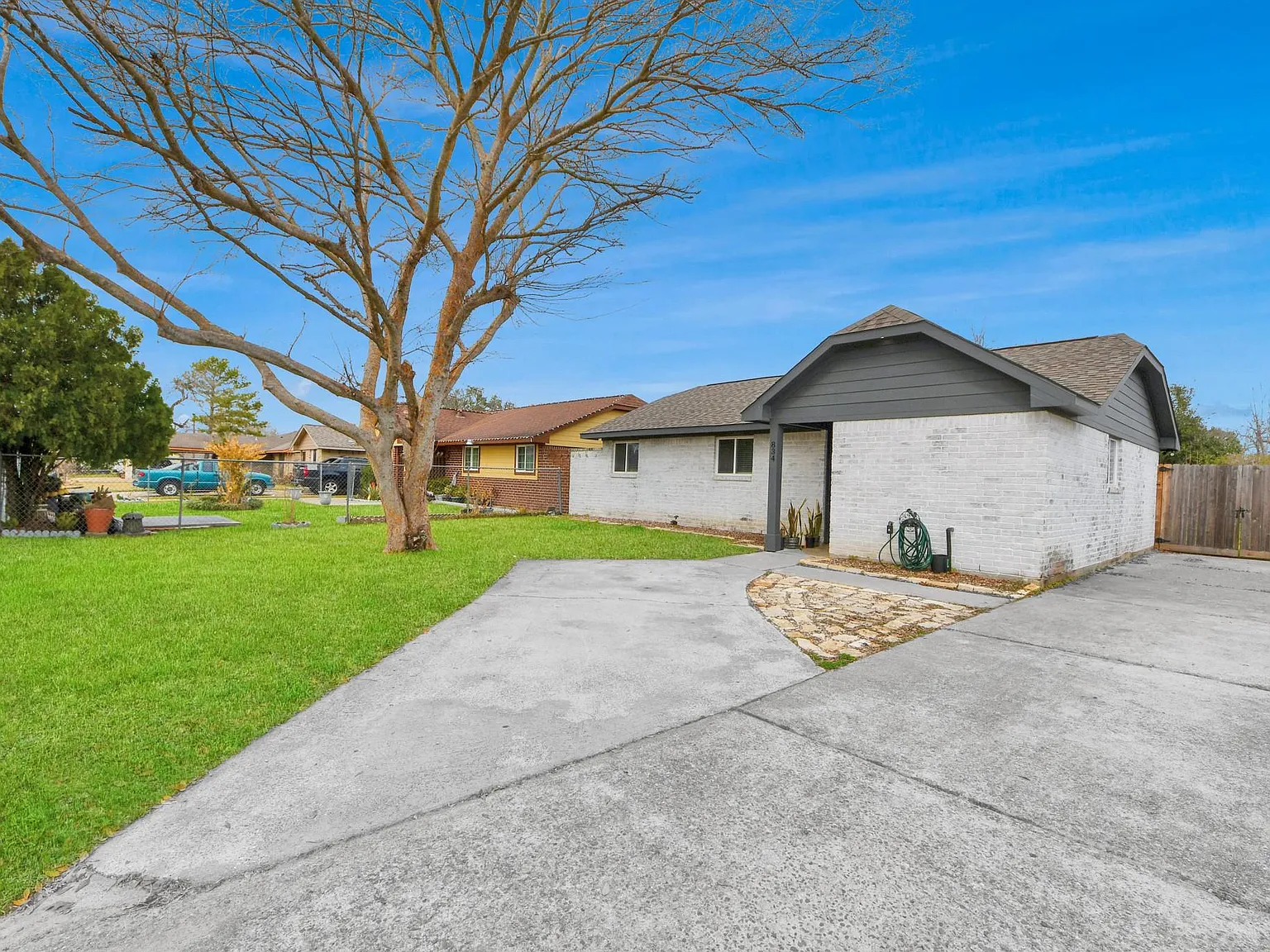3 bed, 1.0 bath, 1004 sqft, $1,800 — Photo 3