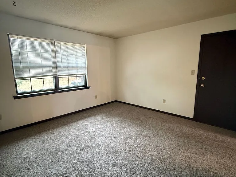 4515 W Millbrook Dr — Photo 4