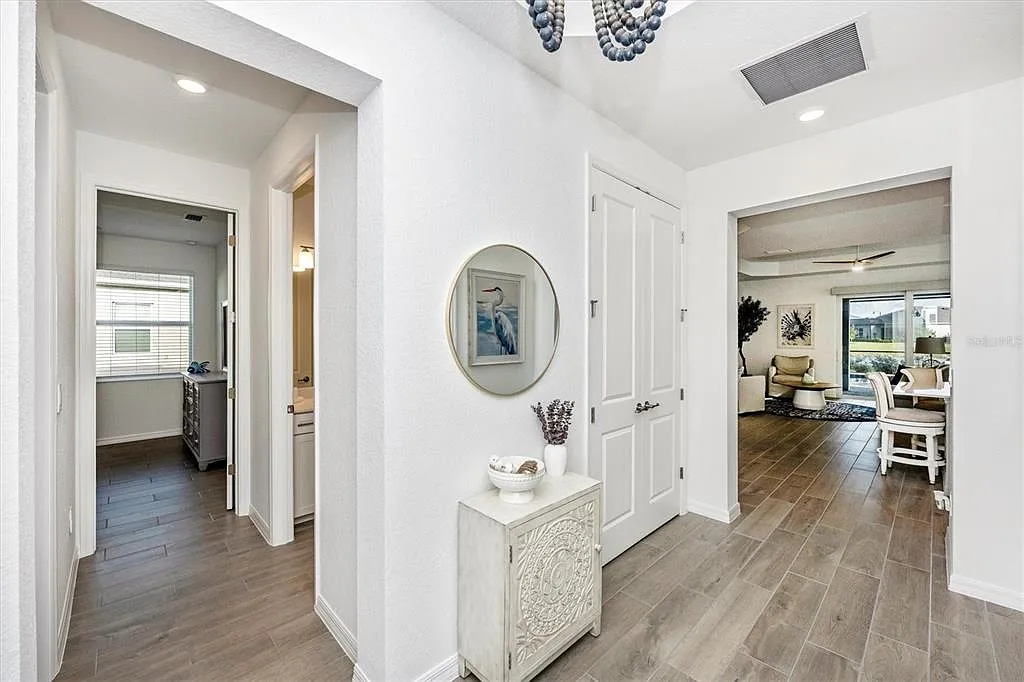 3 bed, 2.0 bath, 1858 sqft, $8,000 — Photo 4