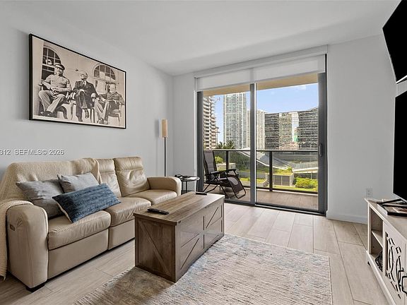 5th image of 45 SW 9th St APT 1109