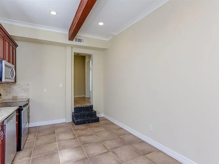 612 W Alabama St — Photo 4