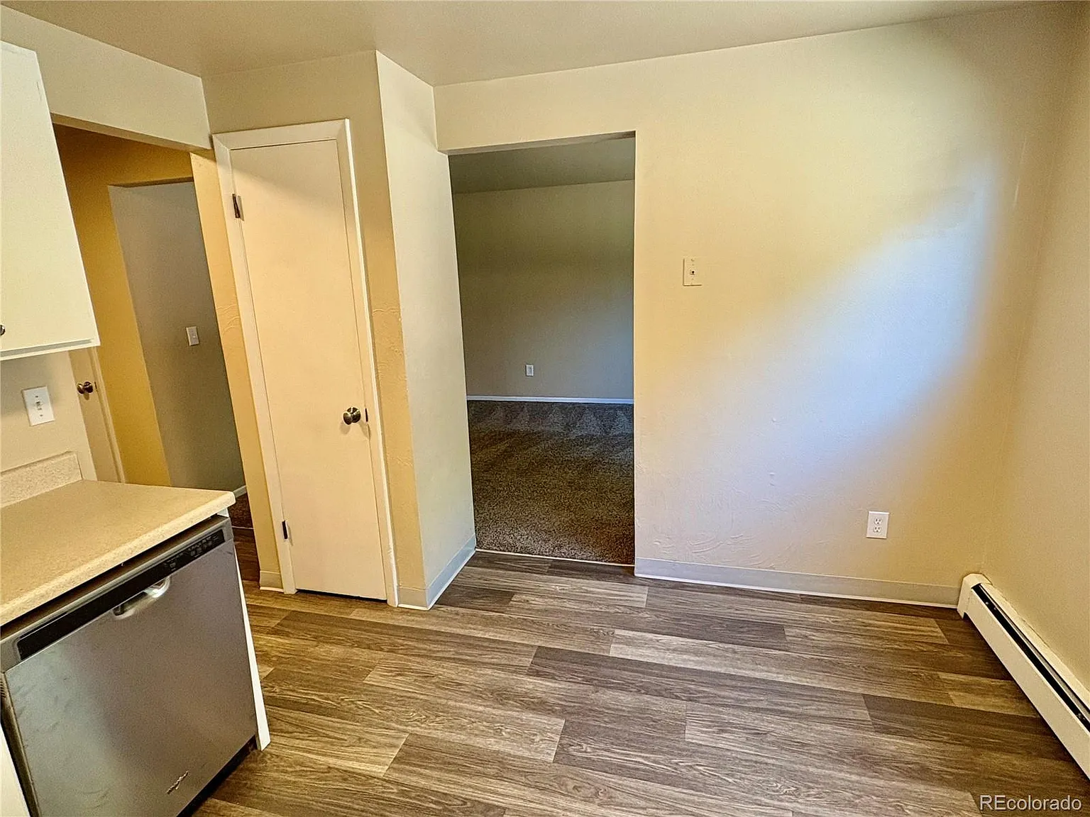 2 bed, 1.0 bath, 990 sqft, $1,325 — Photo 2