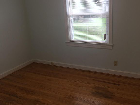 4th image of 2733 Robin Hood Dr
