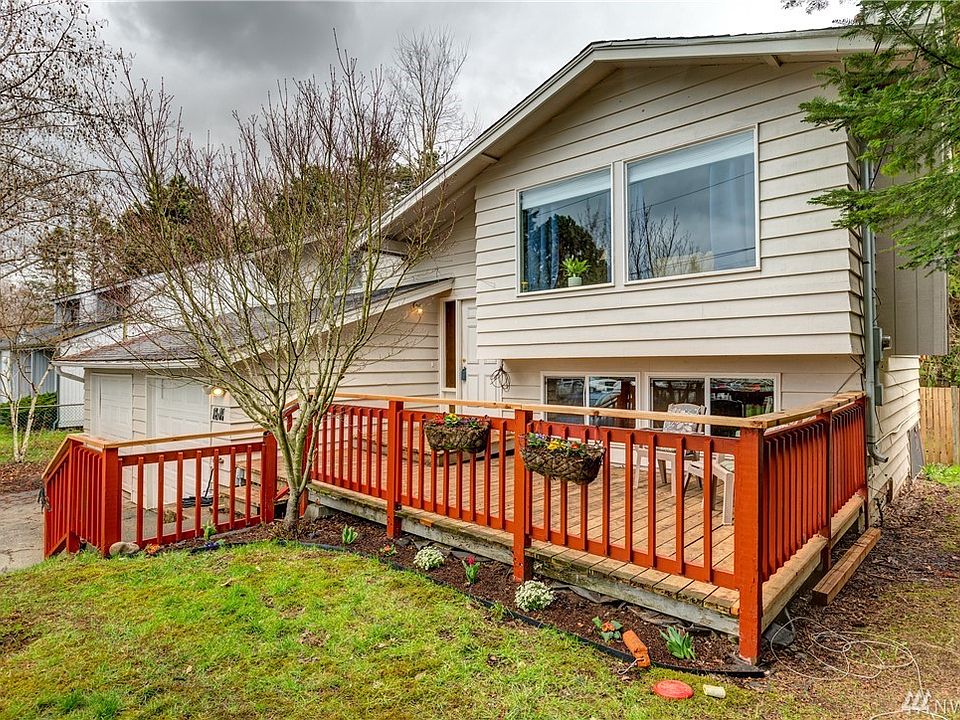 Welcome to 1611 30th Street!  Now with a brand new roof!