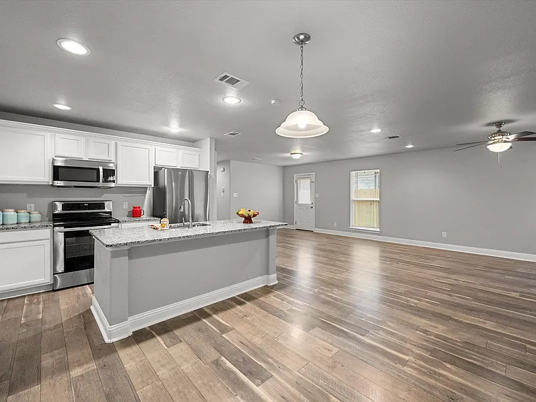 438 Sabine Ave — Photo 1
