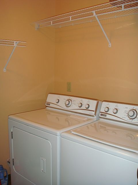 Lndry on main with shelves