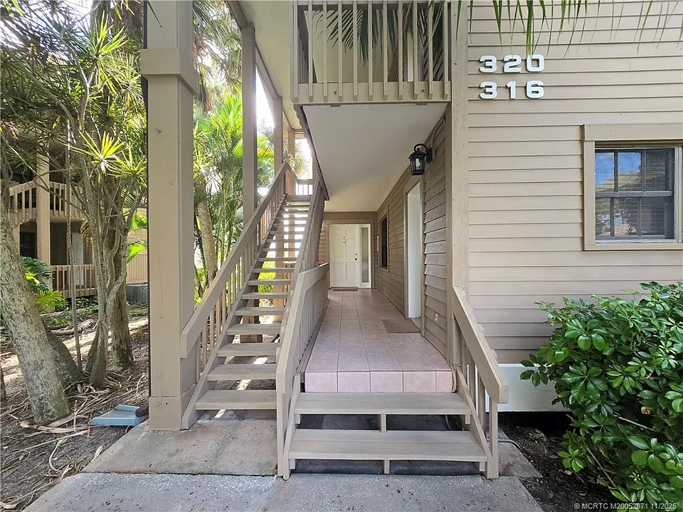 316 NE Edgewater Dr
