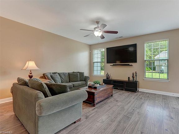 4th image of 2323 Primrose Ct