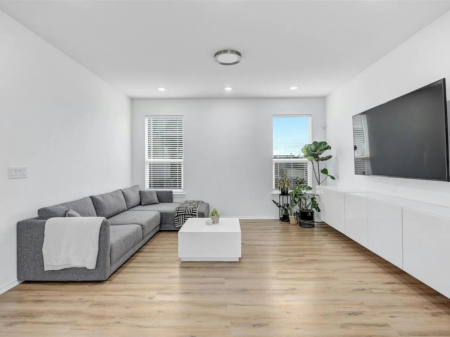 3 bed, 2.0 bath, 1664 sqft, $2,450 — Photo 3