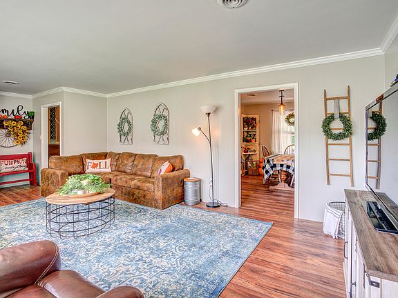 4th image of 212 Lovedale Dr