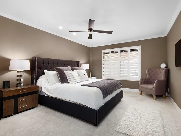 Master Bedroom: Recharge in your super comfortable Cal King Bed, Smart tv, & private Bath/Shower & BLACKOUT blinds.