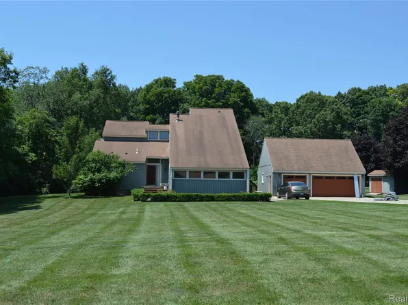 10055 Walnut Hill Dr, Davisburg, MI 48350