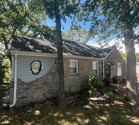 3rd image of 2400 Old Matthews Rd