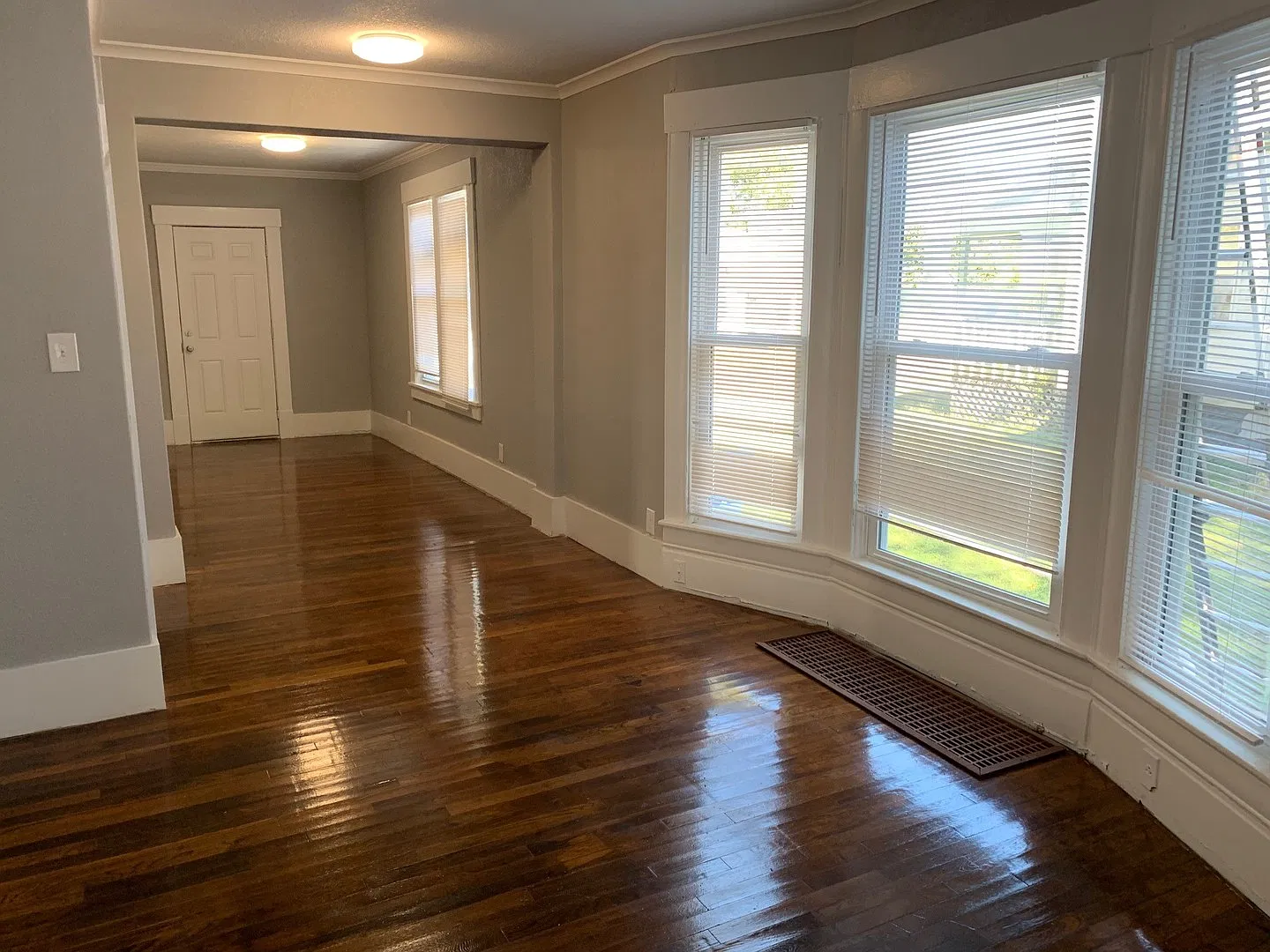 3 Bedroom/ 1/5 Bathroom House- Newly Renovated — Photo 2