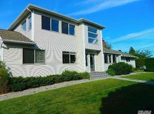 2 Murphy Dr, Hampton Bays, NY 11946