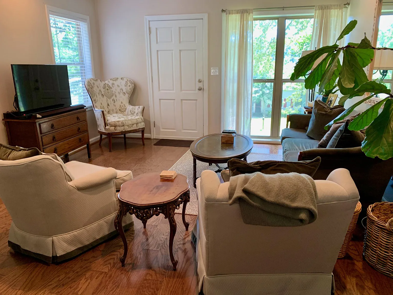 3 bed, 1.5 bath, 1040 sqft, $2,500 — Photo 3