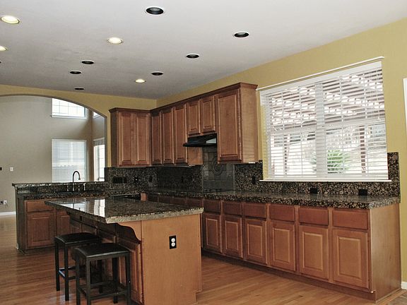 Maple Kitchen w Granite Coun