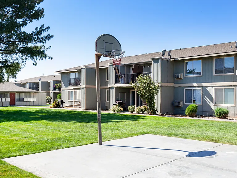 Hood Manor Apartments — Photo 7