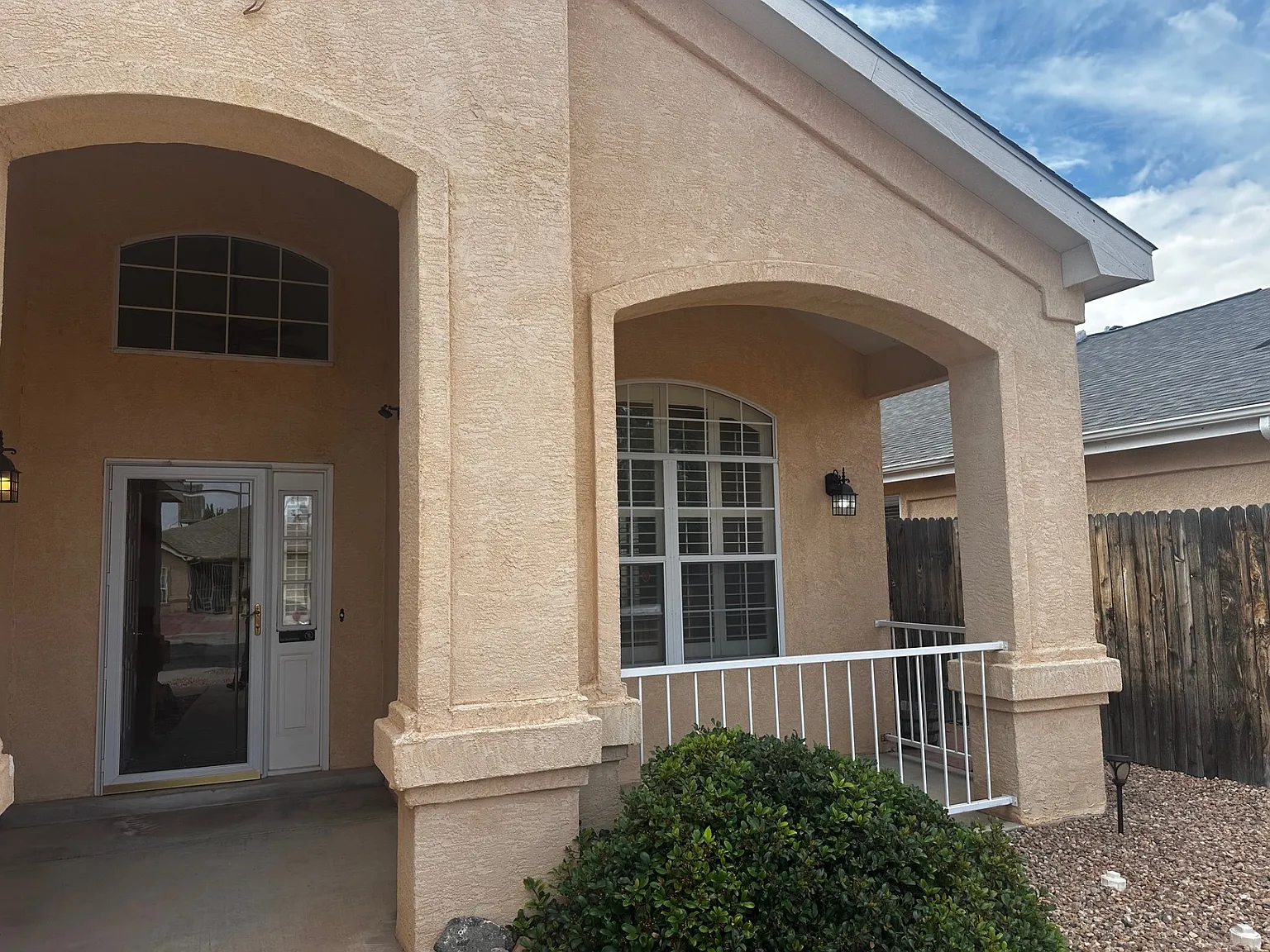 3 bed, 2.5 bath, 2024 sqft, $2,200 — Photo 3