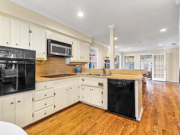 3rd image of 3526 Vancouver Dr