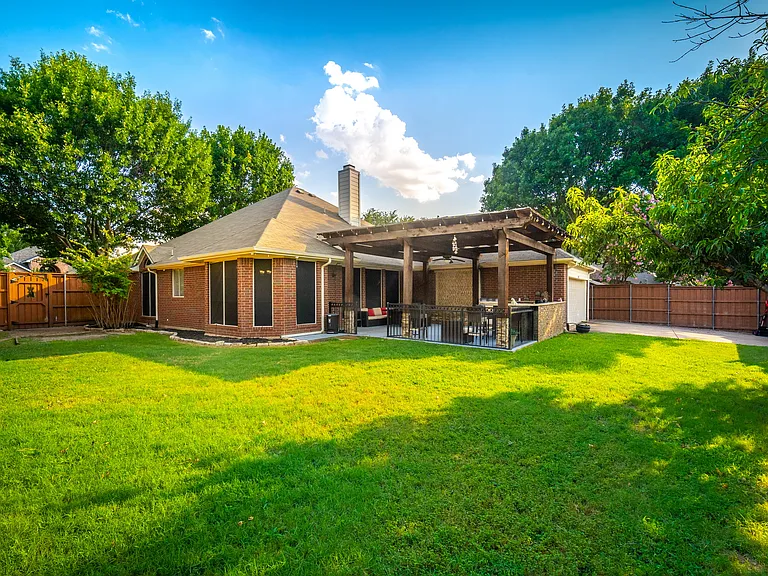 8412 Pioneer Dr — Photo 27