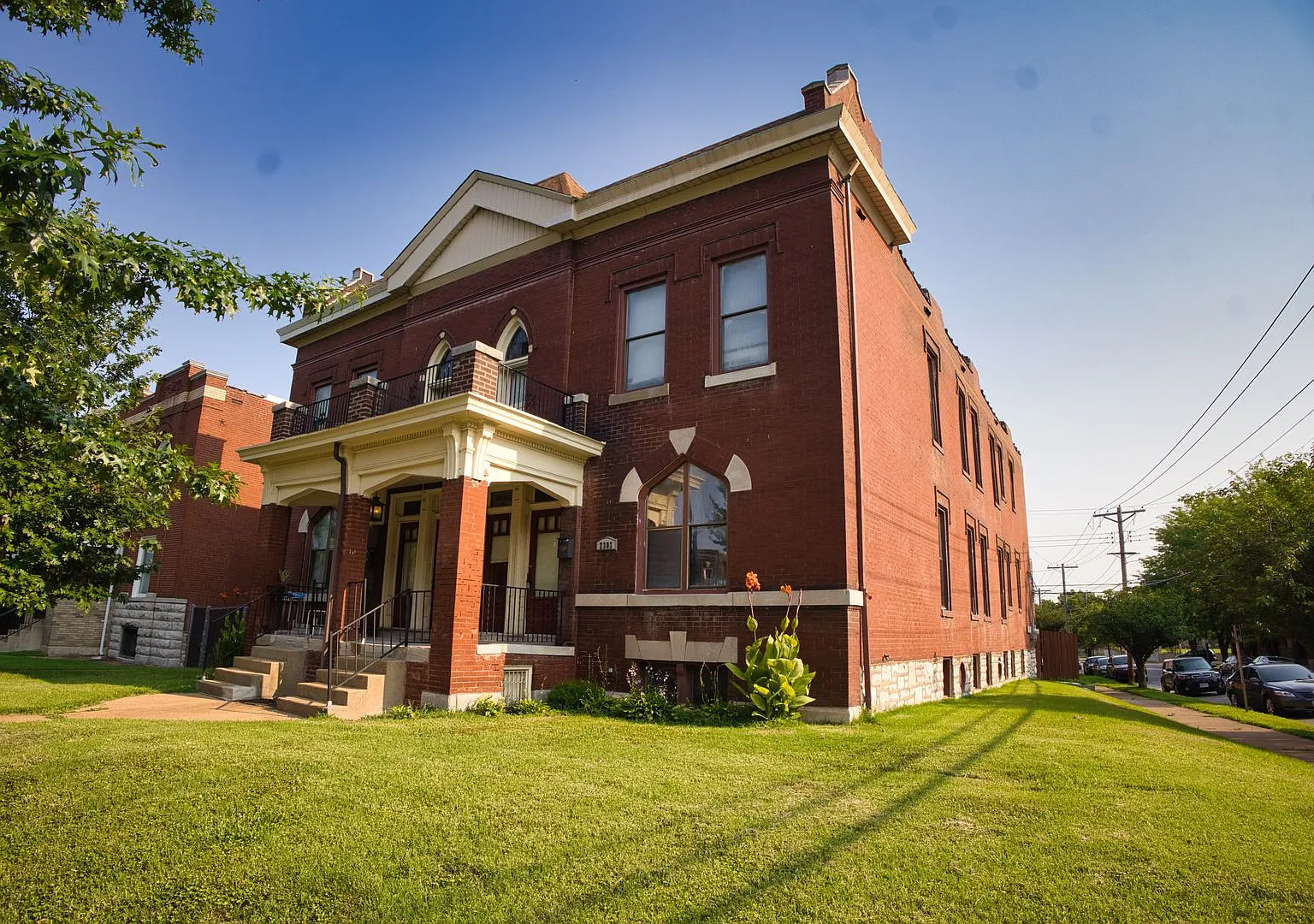 Charming 2-Bedroom South City Apartment with Historic Character — Photo 3