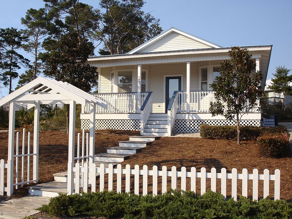 All homes in Sea Dunes have white picket fences & trellis