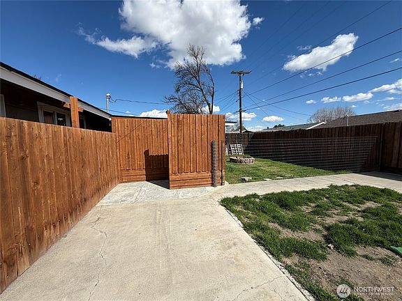 4th image of 305 N Earl Road
