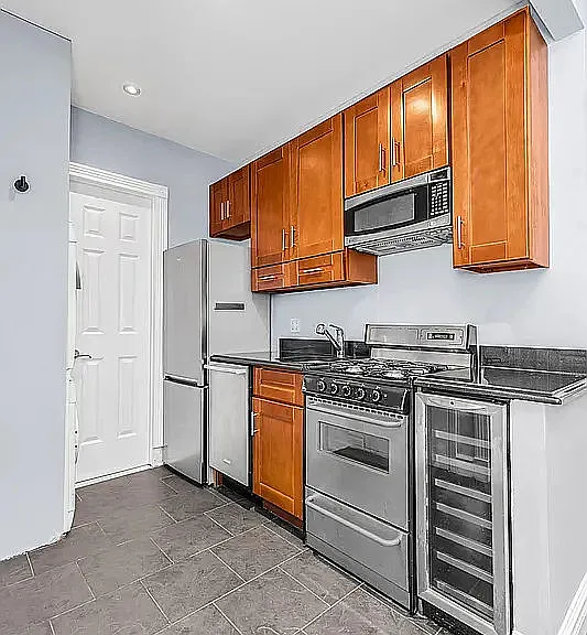566 Hudson St #1 — Photo 2