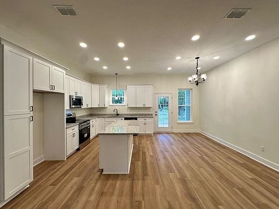 5th image of 80 Basswood Dr