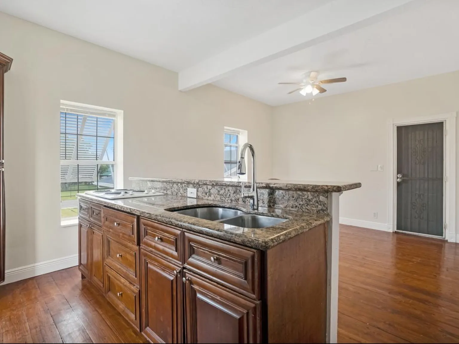 517 Sunrise Ct — Photo 1