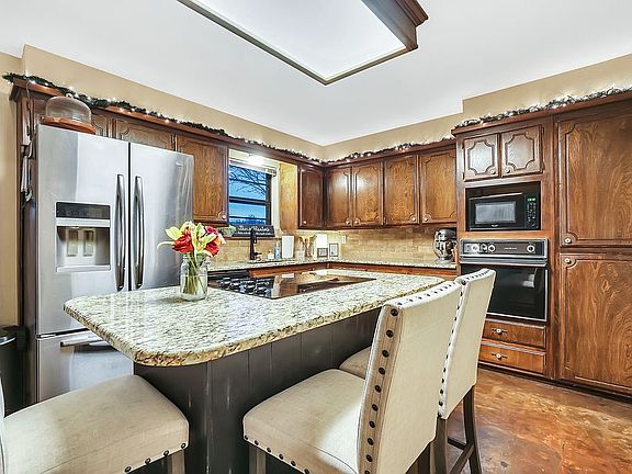 5th image of 1016 Parkview Ct