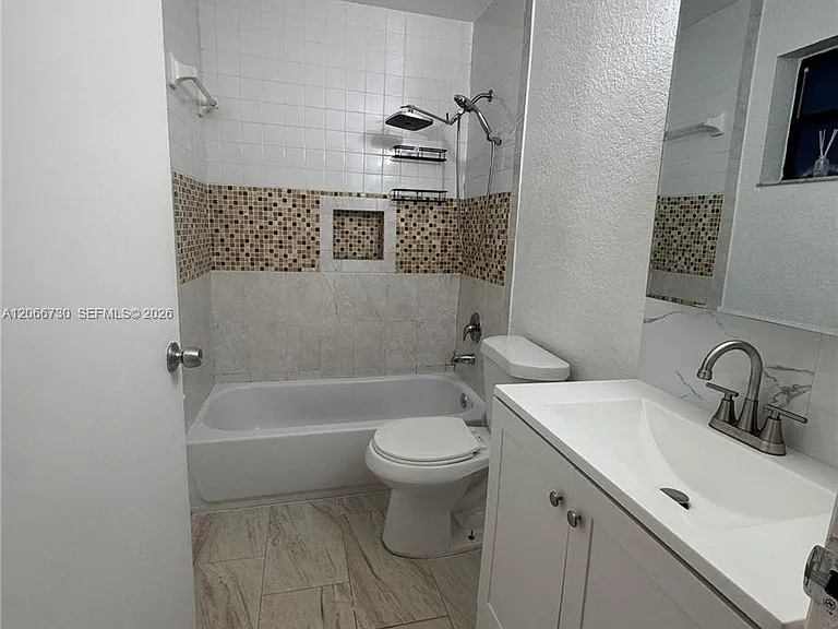 2124-2126 Thomas St #2126 — Photo 7