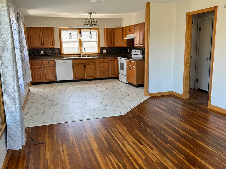 3805 Sunset Dr — Photo 2