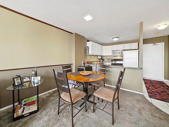 5th image of 555 W Cornelia Ave APT 1408