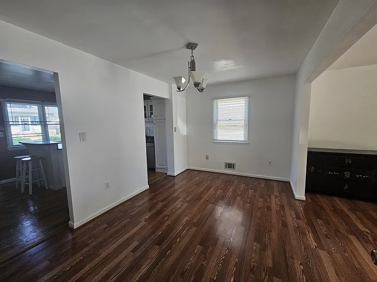 158 Marshall Ave W — Photo 19