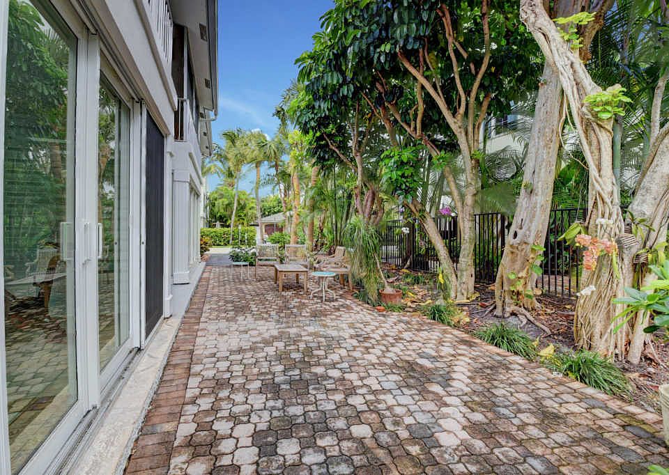 1st image of 301 Venetian Dr APT 11
