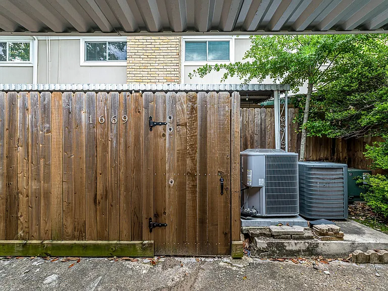 1669 W Sam Houston Pkwy S — Photo 31