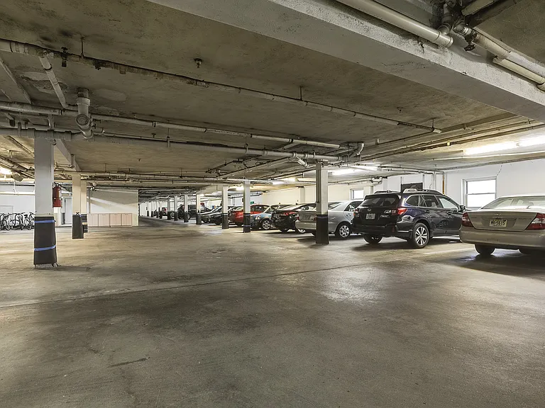 Hamilton Court Apartments — Photo 12