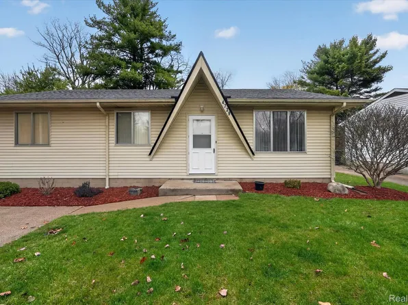 4739 Joan Ln, Pinckney, MI 48169