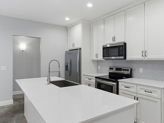 3rd image of 1004 S Armstrong Ave